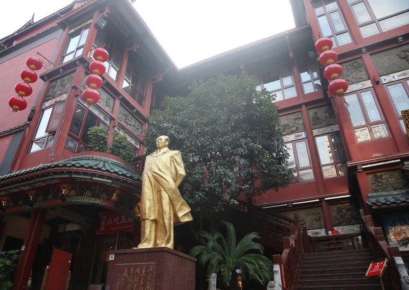 식당 훠궁뎬 앞에 있는 마오쩌둥의 동상.
