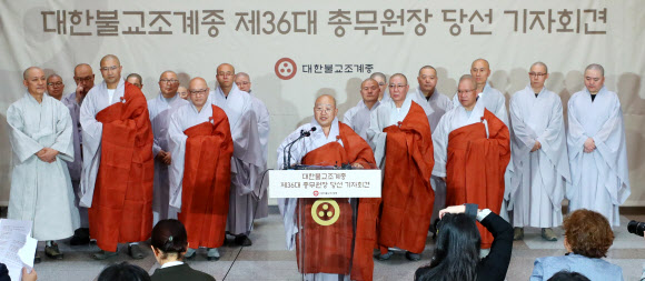 28일 오후 서울 종로구 한국불교역사문화기념관에서 열린 제36대 조계종 총무원장 선거에서 당선된 원행 스님이 당선 기자회견을 하고 있다. 연합뉴스