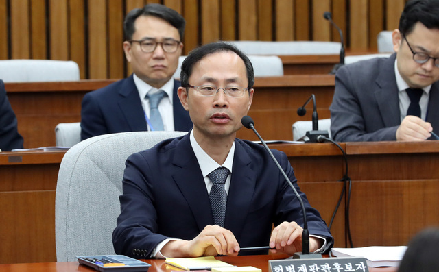 김기영 헌법재판관 후보자가 9월10일 국회에서 열린 인사청문회에 참석해 의원들의 질의에 답하고 있다. 김경호 선임기자 jijae@hani.co.kr