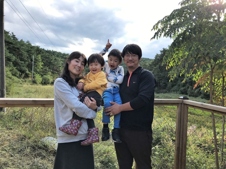 하하농장을 일구는 네 가족. 왼쪽부터 송유하, 김윤하, 김모하, 김성만씨. 신소윤 기자