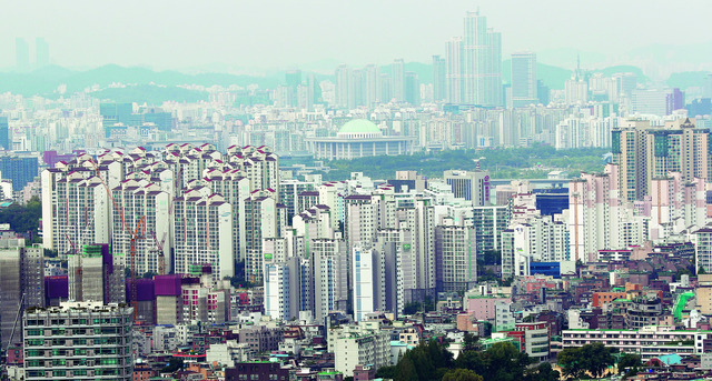 서울 남산에서 내려다본 아파트 모습.  연합뉴스