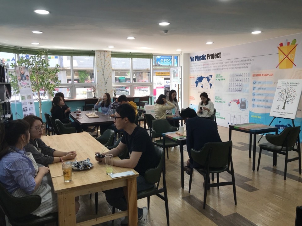 머그잔과 유리잔을 쓰는 순천와이엠시에이 본관 1층 노 플라스틱 카페. 순천와이엠시에이 제공