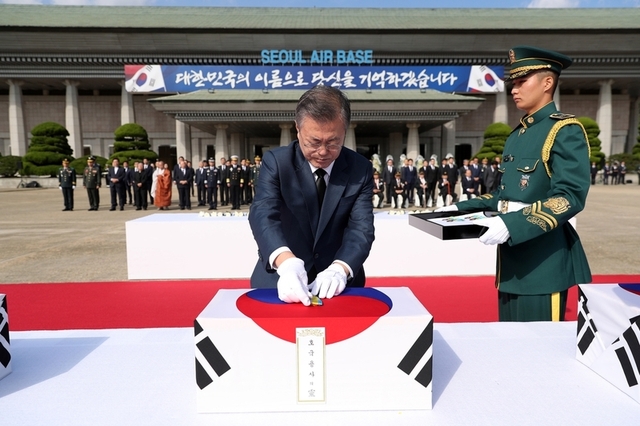 문재인 대통령이 1일 오전 서울공항에서 열린 미국에서 송환된 유해 봉환식에서 참전기장을 수여하고 있다. 청와대 사진기자단