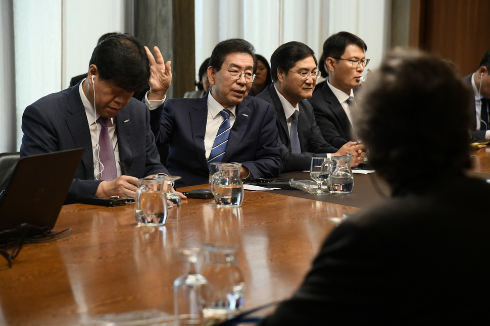 유럽을 방문중인 박원순 서울시장이 9월28일(현지시각) 스페인 바르셀로나광역행정청(AMB)을 찾아 관계자들과 이야기를 나누고 있다. 서울시 제공