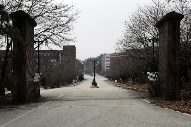 2018년 3월 폐교된 전북 남원 광치동 서남대학교 캠퍼스. 남원시내하고는 떨어져 있어 행인들이 전혀 보이지 않는다. 남원/김명진 기자 littleprince@hani.co.kr