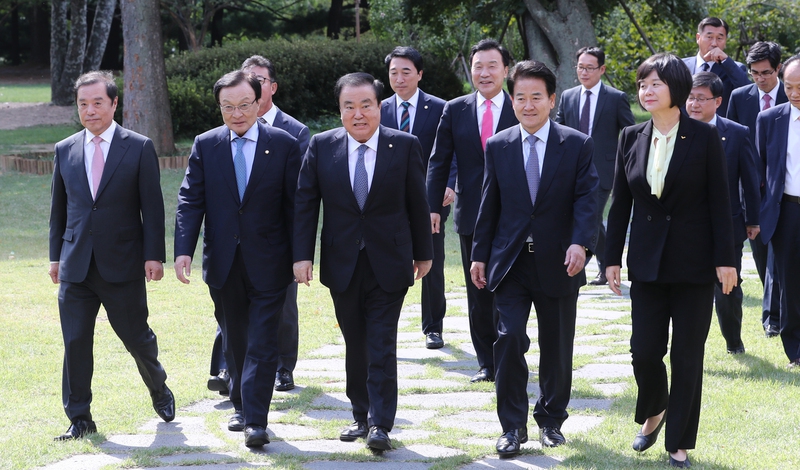 문희상 국회의장과 5당 대표가 1일 낮 국회 사랑재에서 오찬 회동을 하기 위해 걸어가고 있다. 김경호 선임기자 jijae@hani.co.kr