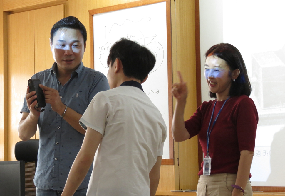 부산 배화학교 그래픽실에서 사진을 가르치고 있는 손대광씨(왼쪽)와 수화통역을 하고 있는 이동화 교무부장.