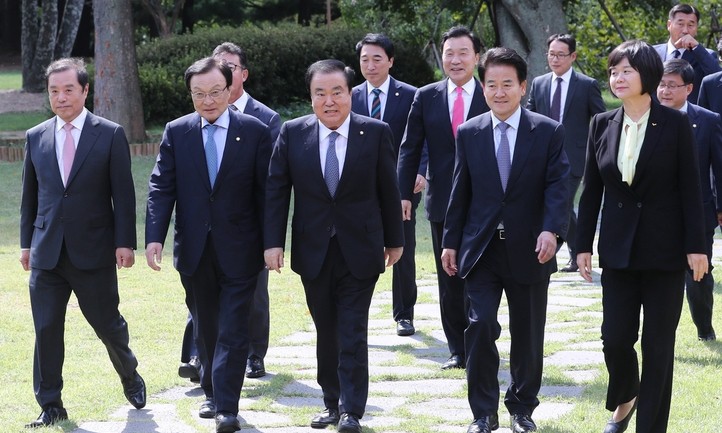 민·평·정, 방북 때 선거제 개편 합의…‘연동형 비례제’ 뜻 모아