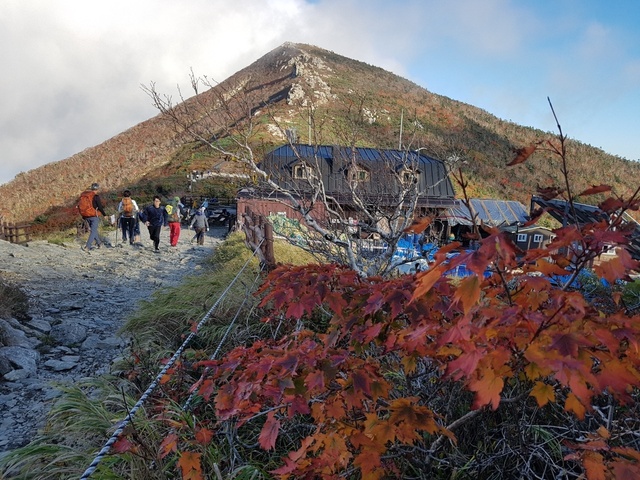 설악산국립공원의 단풍이 시작된 9월 27일 중청대피소와 대청봉 일대가 단풍으로 울긋불긋하다. 설악산의 올해 첫 단풍은 지난해보다는 5일 늦고, 평년(27일)과는 같다. 설악산 단풍은 다음 달 17∼18일 절정을 이룰 것으로 보인다. 임흥빈, 연합뉴스