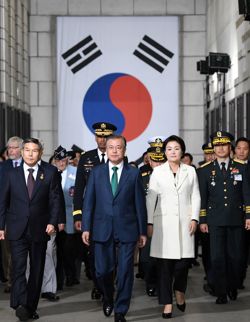 1일 오후 서울 용산 전쟁기념관 평화의 광장에서 열린 제70주년 국군의날 기념식에서 문재인 대통령과 김정숙 여사가 유엔 전사자 명비에서 분향을 마친 뒤 참전용사를 비롯한 내빈과 함께 행사장으로 들어서고 있다. 청와대사진기자단