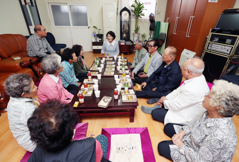 문재인 대통령 부인 김정숙 여사가 노인의날인 2일 오후 서울 종로구 삼청경로당을 방문, 어르신들과 대화하고 있다.  청와대 제공