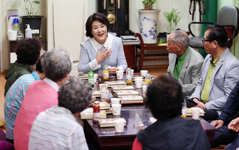 문재인 대통령 부인 김정숙 여사가 노인의날인 2일 오후 서울 종로구 삼청경로당을 방문, 어르신들과 대화하고 있다. 청와대 제공