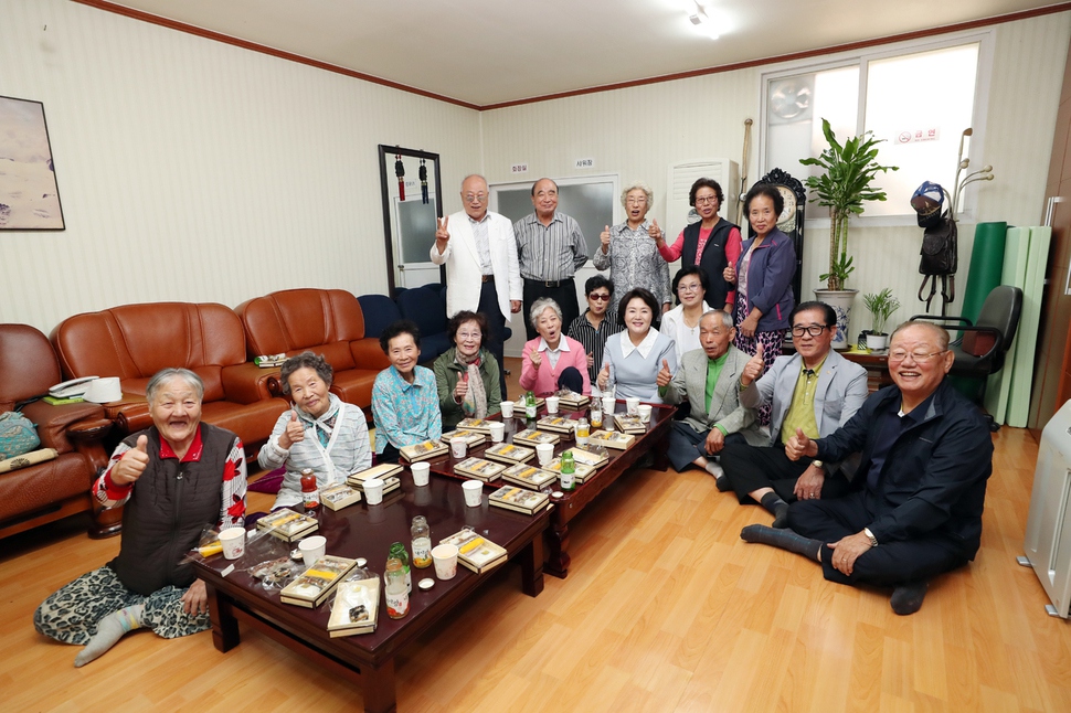 문재인 대통령 부인 김정숙 여사가 노인의날인 2일 오후 서울 종로구 삼청경로당을 방문, 어르신들과 기념촬영하고 있다. 청와대 제공