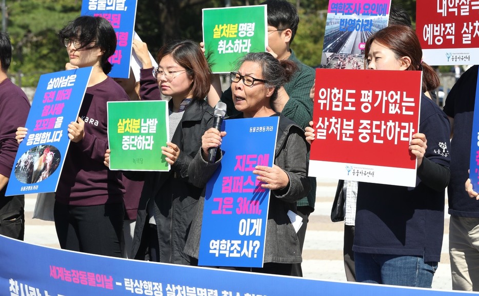 세계농장동물의 날인 2일 오전 청와대 앞 광장에서 조류인플루엔자 예방적 살처분의 문제를 지적한 참사랑농장주 유소윤씨가 발언을 하고 있다. 박종식 기자 anaki@hani.co.kr