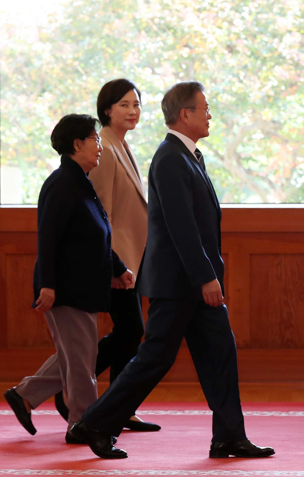 문재인 대통령이 2일 청와대에서 열린 유은혜 사회부총리 겸 교육부 장관에 대한 임명장 수여식이 끝난 뒤 환담장으로 이동하고 있다. 청와대사진기자단