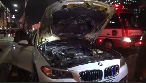 서울=연합뉴스) 1일 소방당국 등에 따르면 이날 오전 7시 40분께 서울 송파구 송파구청 앞 도로에서 김모(41)씨가 운전하던 BMW 520d 승용차 엔진룸에서 화재가 발생해 5분여 만에 꺼졌다. 연합뉴스
