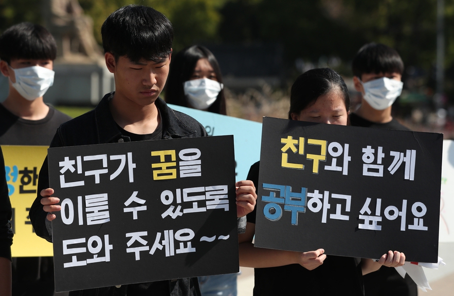 3일 오전 서울 종로구 청와대 분수대 앞에서 한 중학교 학생들이 난민 신청을 한 친구를 위해 기자회견을 하고 있다. 이들은 지난 7월11일 청와대 국민청원을 올렸다. 이란 친구는 출국일을 10여일을 앞둔 10월5일 심사를 받게 됐다. 백소아 기자 thanks@hani.co.kr