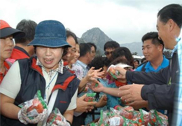 2007년 9월 북한 금강산에서 열린 금강산 제천 사과축제. 제천시는 2004년 남북교류 사업의 하나로 북한 삼일포에 과수원을 조성한 뒤 해마다 금강산에서 사과축제까지 열었지만 남북 경색 상황으로 중단됐다. 남북0화해 분위기가 조성되면서 교류 재개에 관심이 쏠리고 있다.제천시 제공