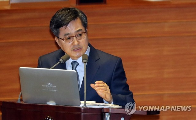 김동연 부총리 겸 기획재정부 장관이 2일 국회 경제분야 대정부질문에서 답변을 하고 있다.