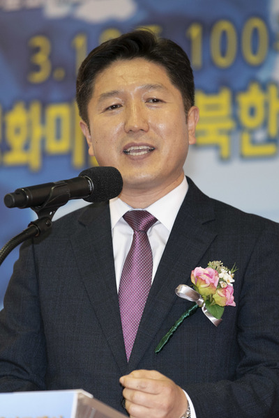 '2018대한민국 미술축전 KAFA 국제아트페어’ 개막식이 3일 오후 경기도 고양시 킨텍스 9홀에서 열려, 서인택 원케이글로벌캠페인 조직위원회 공동대표가 축사를 전하고 있다. 고양/김성광 기자 flysg2@hani.co.kr