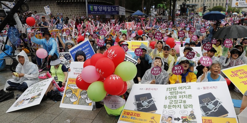 지난해 7월 서울 대한문 앞에서 열린 동성애반대국민대회 참가자들이 구호를 외치고 있다. 박종식 기자 anaki@hani.co.kr