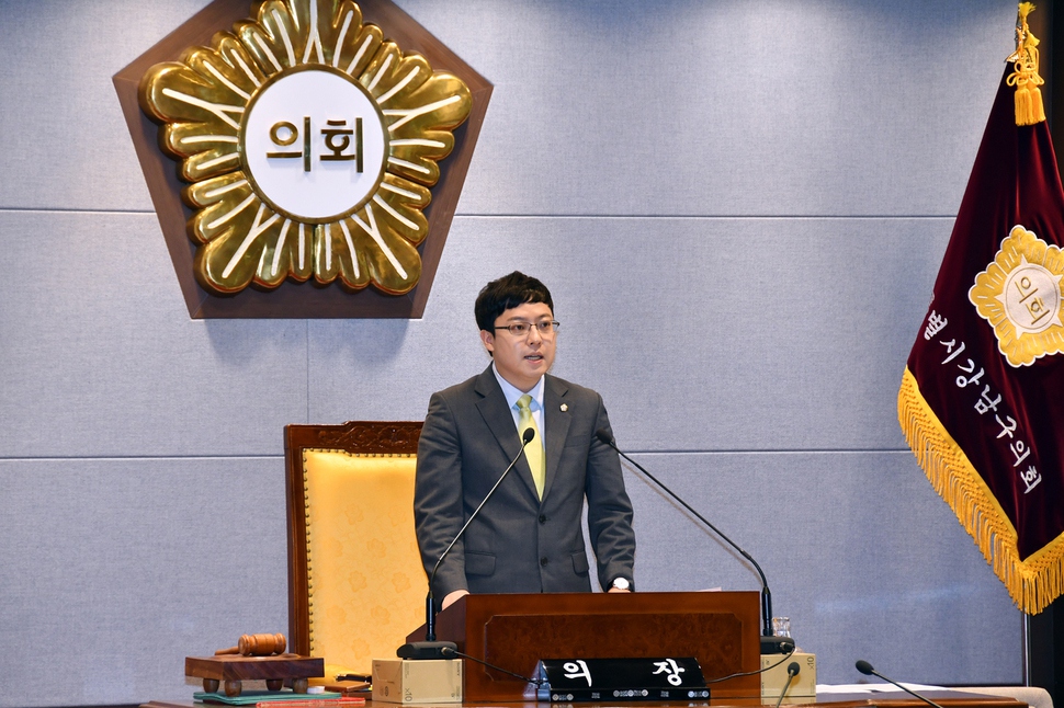 이관수 서울 강남구의장이 지난 7월 열린 임시회에서 회의 진행을 하고 있다. 강남구의회 제공