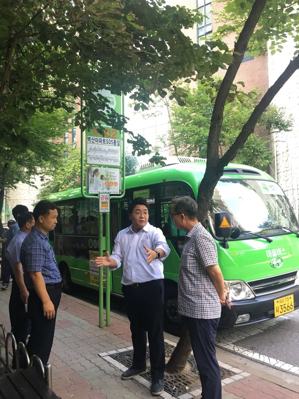 이동현 서울시의원(가운데)이 지난달 성동구 금호동의 한 아파트 단지에서 구청 공무원, 아파트 관리소장 등과 버스 승차대 설치 문제를 논의하고 있다. 이동현 의원 제공