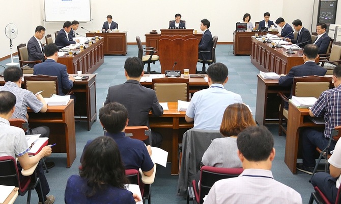 상임위원장 입장 때 공무원들 ‘기립’ 안해도 됩니다