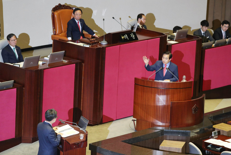 심재철 자유한국당 의원이 2일 오전 국회 본회의에서 열린 대정부질문에서 김동연 경제부총리와 공방을 벌이고 있다. 신소영 기자 viator@hani.co.kr