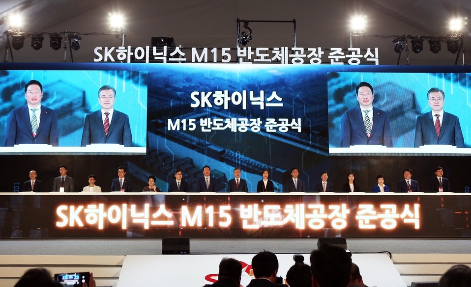 5일 충북 청주 SK하이닉스 M15 반도체 공장에서 열린 준공식에 문재인 대통령과 최태원 에스케이 회장 등이 참석했다. SK하이닉스 제공.