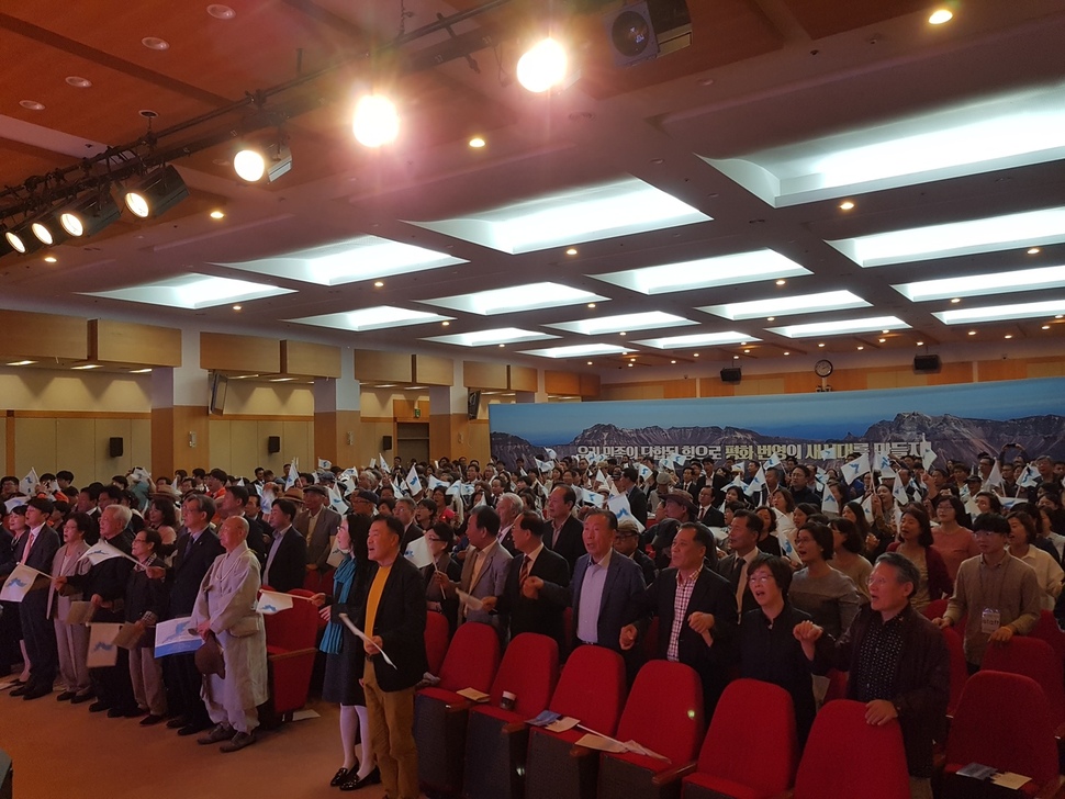 10·4선언 11주기 기념식에 참석한 부산시민들이 손을 잡고 <우리의 소원은 통일>을 부르고 있다.