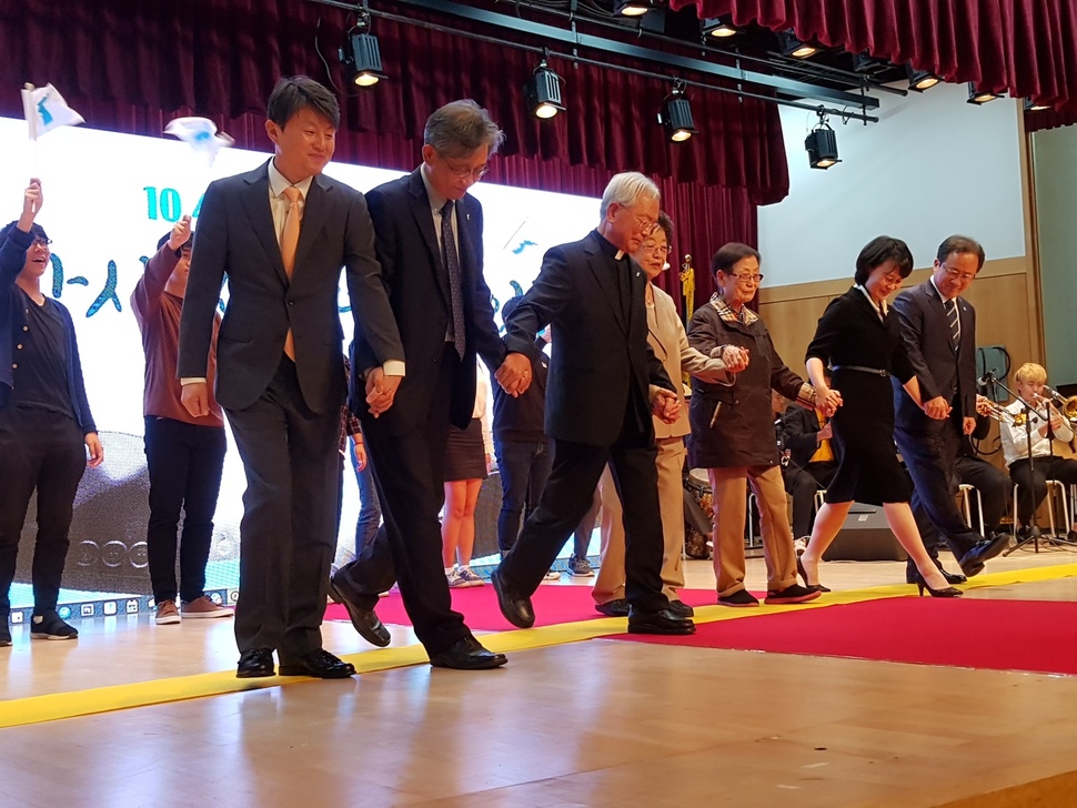 10·4선언 11주기 기념식에 참석한 김석준 부산시교육감(오른쪽 첫번째), 박인영 부산시의회 의장(오른쪽 두번째) 등이 판문점을 넘는 장면을 재현하고 있다.