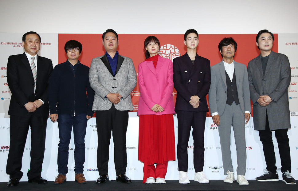 4일 오후 부산 중구 영화의전당에서 열린 부산국제영화제 개막작 ‘뷰티풀 데이즈' 기자간담회에서 전양준 부집행위원장(왼쪽부터), 윤재호 감독, 배우 이유준, 이나영, 장동윤, 오광록, 서현우가 포즈를 취하고 있다. 부산/연합뉴스
