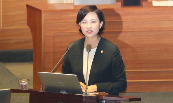 유은혜, 국회 ‘호된 신고식’…김성태-홍영표 몸싸움도