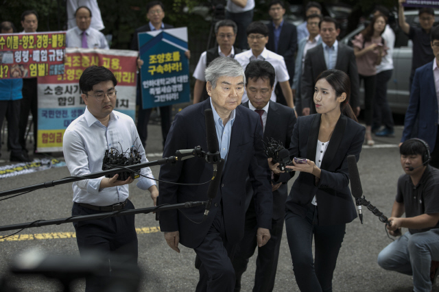 횡령 및 배임, 약사법 위반 등 혐의를 받는 조양호 한진그룹 회장이 지난 7월5일 서울 양천구 남부지법에서 구속 전 피의자 심문(영장실질심사)을 받기 위해 법정으로 향하고 있다. 김성광 기자 flysg2@hani.co.kr