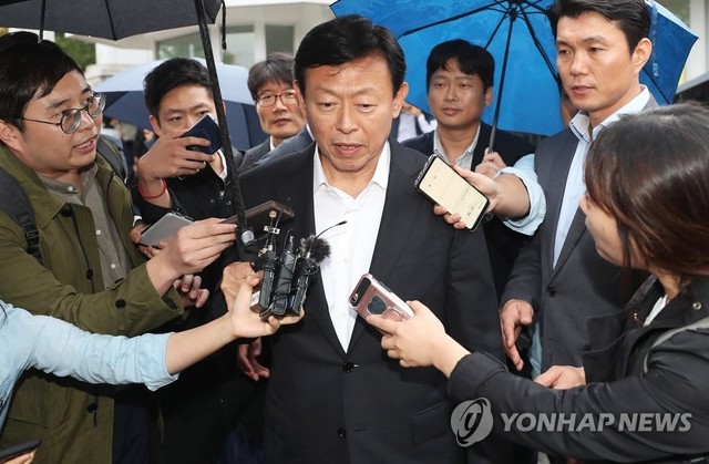 신동빈 롯데그룹 회장이 5일 항소심에서 집행유예를 선고받은 뒤 경기도 의왕시 서울구치소에서 나오고 있다.