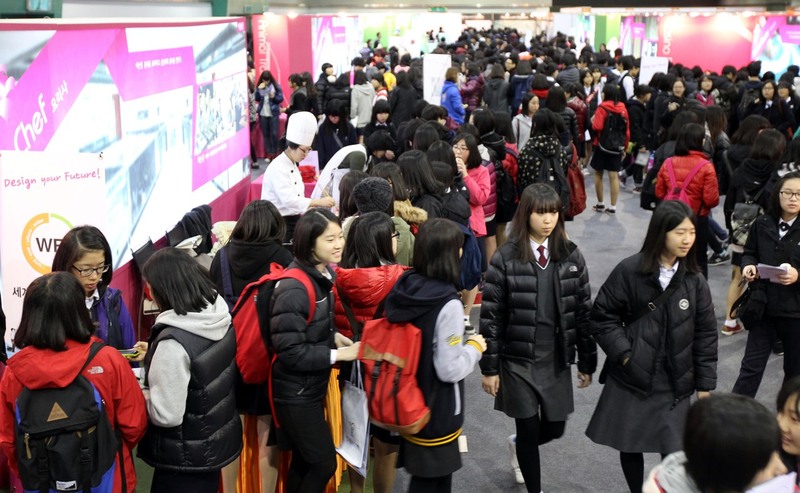 기술진보에 따라 설비가 고도화(자본투입 확대)될수록 중장년층보다 청년층들이 고용에 더 크게 영향을 받는다는 연구 결과가 나왔다. 사진은 진로·직업박람회장을 찾은 청소년들의 모습. 한겨레 자료사진