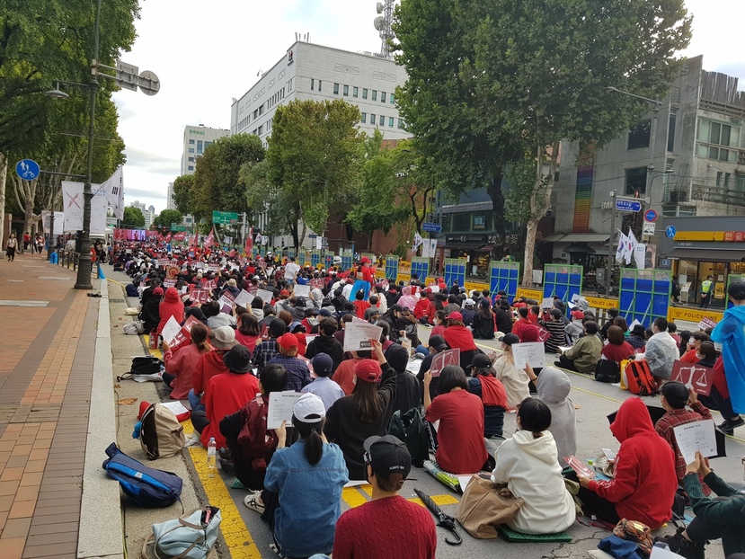 6일 서울 종로구 동숭동 혜화역에서 다음 카페 ‘불편한 용기’의 ‘5차 편파판결 불법촬영 규탄시위’가 열리고 있다.