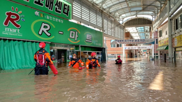 태풍 콩레이가 할퀴고 간 경북 영덕군에 하루 동안 200㎜가 넘는 물폭탄이 쏟아지면서 오십천 곳곳이 역류, 주택과 상가 등에 침수 피해가 발생했다. 영덕/연합뉴스
