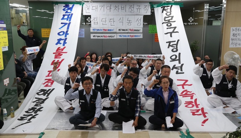 추석 연휴 기간인 지난달 26일 서울 중구 서울고용노동청에서 단식농성 중인 현대기아차 비정규직노동자들이 현대기아차의 불법파견 처벌 및 비정규직 노동자의 직접고용을 요구하며 구호를 외치고 있다. 박종식 기자 anaki@hani.co.kr