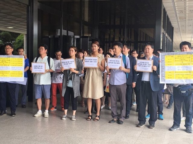 지난해 7월 서울중앙지검에서 피자에땅 가맹점주, 시민단체 회원들이 갑질을 한 피자에땅 대표이사 등을 처벌하라는 고발장을 제출하기에 앞서 피켓시위를 벌이고 있다. <한겨레> 자료 사진