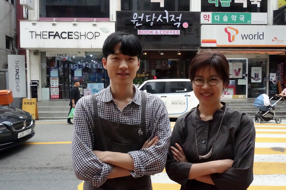 경기도 고양시 덕양구 원당시장앞 구도심에 자리한 30년 전통의 원당서적이 폐점한 지 5년만에 다시 문을 열어 지역 주민의 사랑을 받고 있다. 원당서적 최홍익(왼쪽) 점장과 남윤숙 대표. 박경만 기자