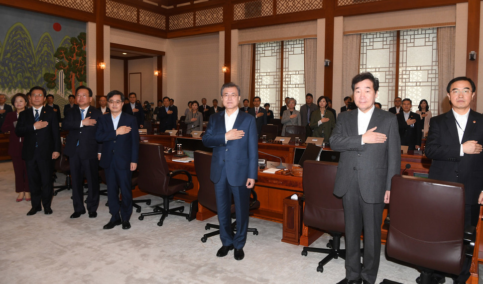 문재인 대통령이 8일 청와대 본관에서 열린 국무회의에서 국기에 경례하고 있다. 청와대사진기자단