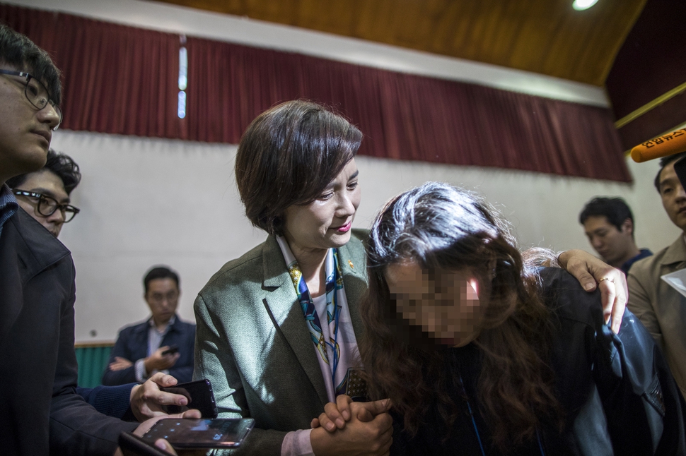 유은혜 부총리 겸 교육부 장관이 8일 오후 서울 도봉구 서울인강학교에서 열린 사회복무요원의 장애학생 폭행에 대한 대책 마련 긴급간담회를 마친 후 학부모의 손을 잡고 있다. 공동취재사진