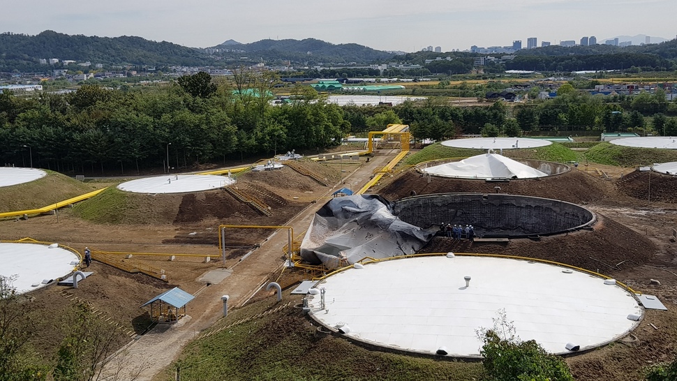 지난 7일 폭발 화재가 발생해 17시간 만에 진화된 경기도 고양시 덕양구 화전동 대한송유관공사 경인지사 휘발유 탱크 화재 현장에서 8일 경찰과 소방당국 등 관계자들이 조사를 하고 있다.  박경만 기자