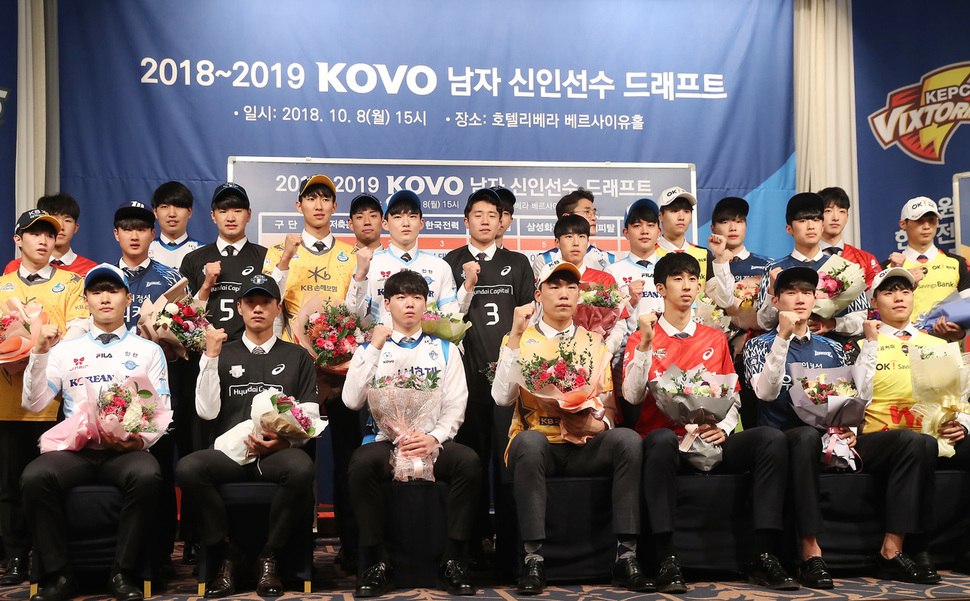 8일 서울 리베라호텔에서 열린 남자 프로배구 신인선수 드래프트에서 각 구단 지명 선수들이 기념촬영을 하고 있다. 첫줄 오른쪽부터 1라운드 지명된 OK저축은행 전진선, 우리카드 황경민, 한국전력 이태호, KB손해보험 한국민, 삼성화재 이지석, 현대캐피탈 이원중, 대한항공 최진성. 연합뉴스