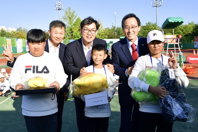 매직테니스에서 1위를 한 어린이들이 푸짐한 시상품을 받은 뒤, 송하진(뒤에서 맨 오른쪽) 전북도지사와 이대훈(가운데) NH농협은행장, 김장근 NH농협은행 전북영업본부장과 포즈를 취하고 있다. NH농협은행 제공