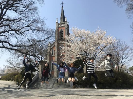 중학교 졸업 뒤 고교 진학을 미루고 1년간 쉬면서 다양한 활동을 하는 꽃다운친구들. 꽃다운친구들 제공