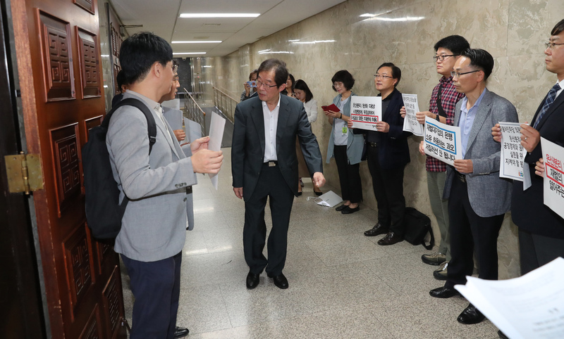 지난 9월 은산분리 완화 내용을 담은 인터넷전문은행 특례법안 통과에 앞서 더불어민주당 정책의원총회가 열리자, 시민단체 회원들이 총회장 들머리에서 이를 반대하는 손팻말을 들고 서 있다. 강창광 기자 chang@hani.co.kr