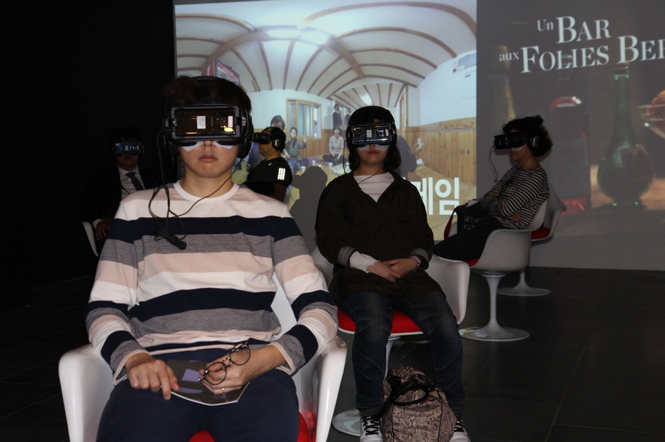 올해 부산영화제에선 가상현실 영화가 큰 관심을 끌고 있다. 부산 영화의전당의 ‘VR 시네마 IN BIFF’에서 관객들이 가상현실 영화를 관람하고 있다. 정지욱 영화평론가 제공